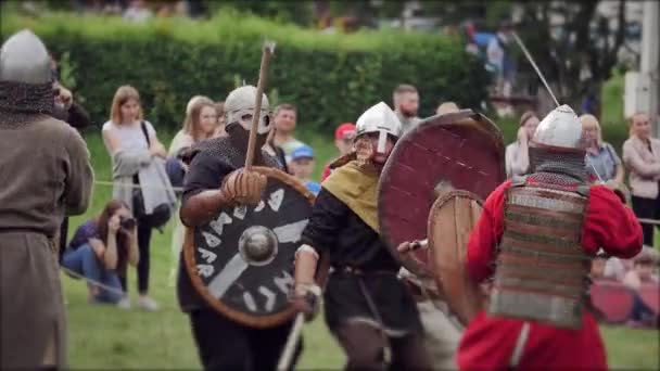 Tjernivtsi, Ukraina - 18 juni 2017: Slagsmål på svärd - kriga av Vikingarna — Stockvideo