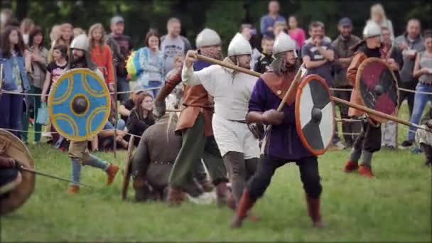 Černovice, Ukrajina - 18. června 2017: Souboje na meče - válku Vikingů — Stock video
