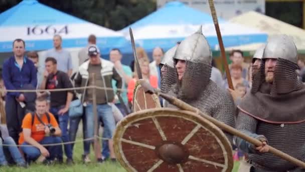 CHERNIVTSI, UCRÂNIA - 18 DE JUNHO DE 2017: Combate às espadas - Guerra dos Vikings — Vídeo de Stock