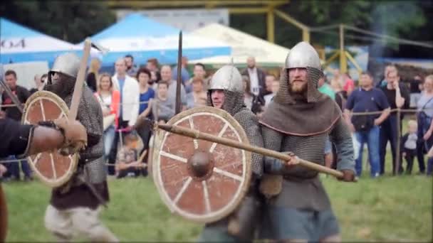 CHERNIVTSI, UCRÂNIA - 18 DE JUNHO DE 2017: Combate às espadas - Guerra dos Vikings — Vídeo de Stock