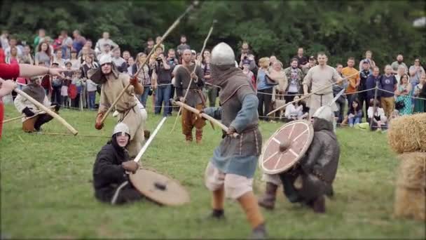 Chernivtsi, Oekraïne - 18 juni 2017: Gevechten op zwaarden - oorlog van Vikingen — Stockvideo