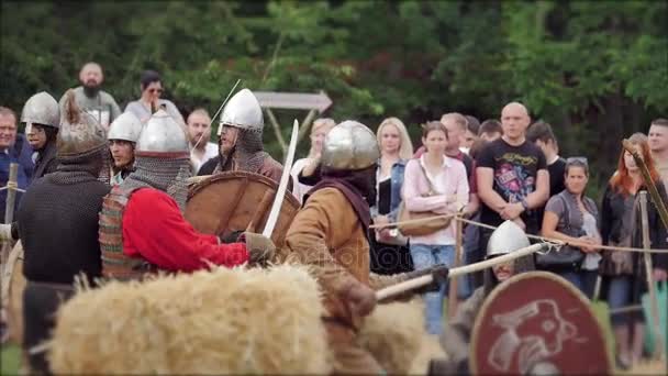 Tjernivtsi, Ukraina - 18 juni 2017: Slagsmål på svärd - kriga av Vikingarna — Stockvideo