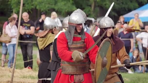 CHERNIVTSI, UCRÂNIA - 18 DE JUNHO DE 2017: Combate às espadas - Guerra dos Vikings — Vídeo de Stock