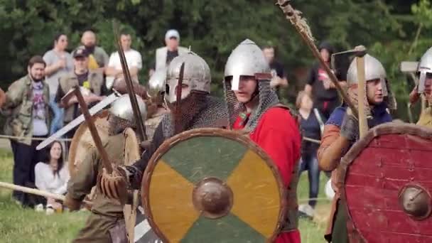 CHERNIVTSI, UCRÂNIA - 18 DE JUNHO DE 2017: Combate às espadas - Guerra dos Vikings — Vídeo de Stock