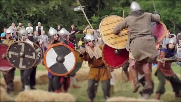 Chernivtsi, Oekraïne - 18 juni 2017: Gevechten op zwaarden - oorlog van Vikingen — Stockvideo