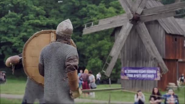 CHERNIVTSI, UCRÂNIA - 18 DE JUNHO DE 2017: Combate às espadas - Guerra dos Vikings — Vídeo de Stock