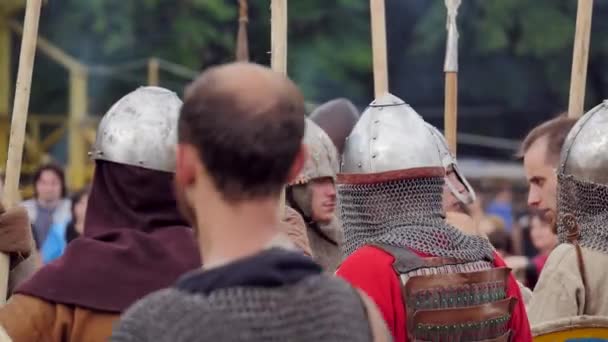 CHERNIVTSI, UKRAINE - JUNE 18, 2017: Fights on swords - war of Vikings — Stock Video