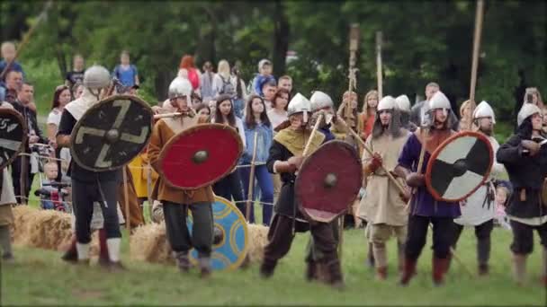 Tjernivtsi, Ukraina - 18 juni 2017: Slagsmål på svärd - kriga av Vikingarna — Stockvideo