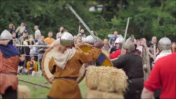 CHERNIVTSI, UKRAINE - JUNE 18, 2017: Fights on swords - war of Vikings — Stock Video