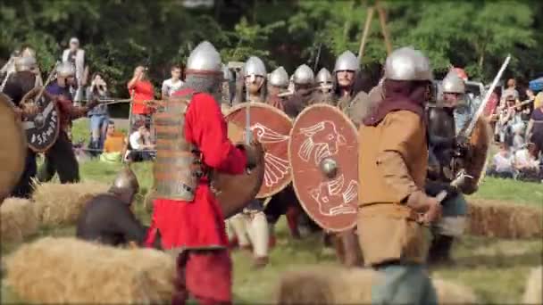 CHERNIVTSI, UKRAINE - JUNE 18, 2017: Fights on swords - war of Vikings — Stock Video