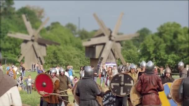 CHERNIVTSI, UKRAINE - JUNE 18, 2017: Fights on swords - war of Vikings — Stock Video