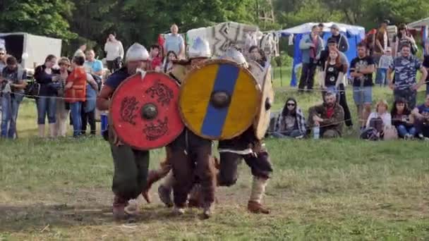 CHERNIVTSI, UCRANIA - 18 de junio de 2017: Luchas contra las espadas - guerra de los vikingos — Vídeo de stock