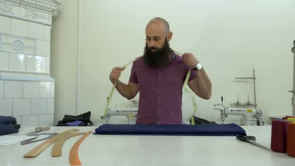 Tailleur dans un atelier de couture — Video