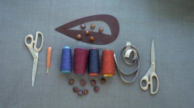 Düz yatıyordu. Renk kumaş, makas, curl, düğmeler, konu görünür.