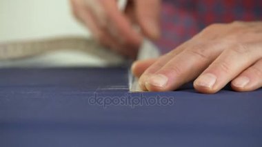 Eller close-up. El işaretleri bezler üzerinde yapacaklar.