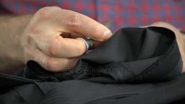 Eller close-up. Eller bir iğne dikmek.