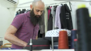 Bir terzi iş yerinde Dikiş Atölyesi.