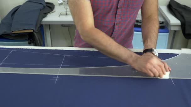 Een kleermaker in een workshop naaien op het werk. — Stockvideo