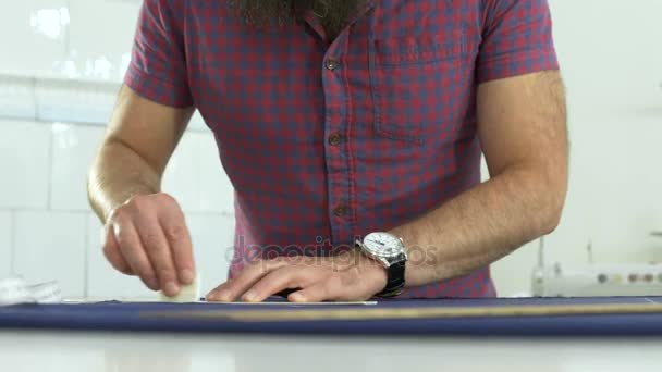 Un sarto in un laboratorio di cucito al lavoro . — Video Stock