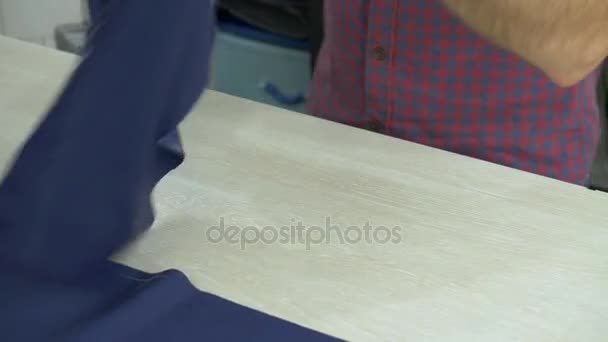 Krejčí v šicí dílně při práci. — Stock video