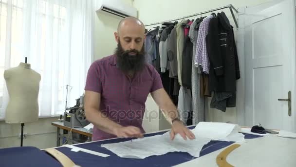 Um alfaiate em uma oficina de costura no trabalho . — Vídeo de Stock