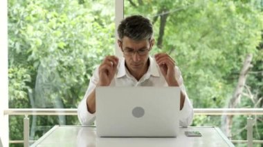 İş yerindeki erkek işadamı.