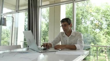 İş yerindeki erkek işadamı.