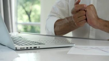 Eller close-up. Ofis çalışanı, işadamı bir dizüstü bilgisayar kullanır.