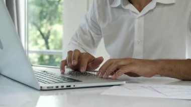 Ofis çalışanı, iş adamı dizüstü bilgisayar kullanıyor.