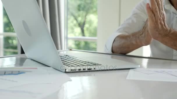 Primer plano de las manos. Trabajador de oficina, hombre de negocios utiliza una computadora portátil — Vídeos de Stock