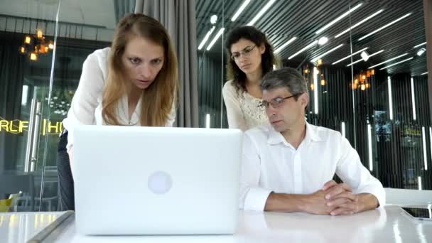 Collega's bespreken zaken in het Bureau — Stockvideo