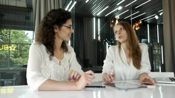 Twee meisjes zijn schattig op kantoor — Stockvideo
