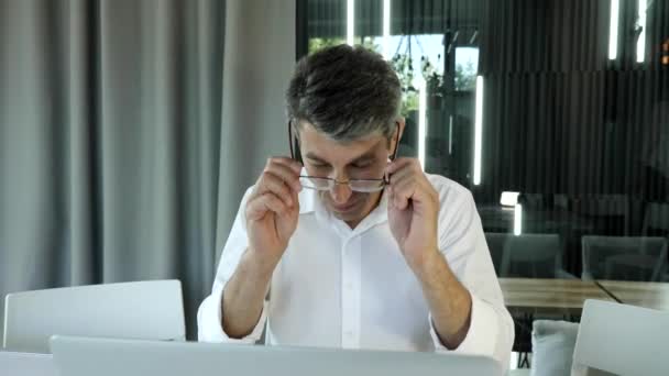 Lavoratore d'ufficio frustrato, uomo d'affari utilizza il computer portatile — Video Stock