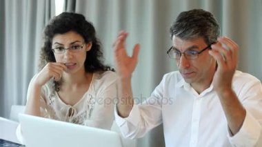 İş arkadaşları bilgisayar kırıklığına uğramış gibi görünüyorsun