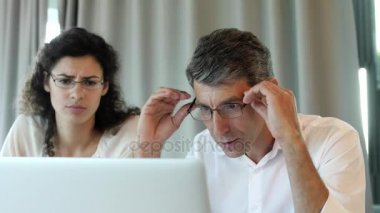 İş arkadaşları bilgisayar kırıklığına uğramış gibi görünüyorsun