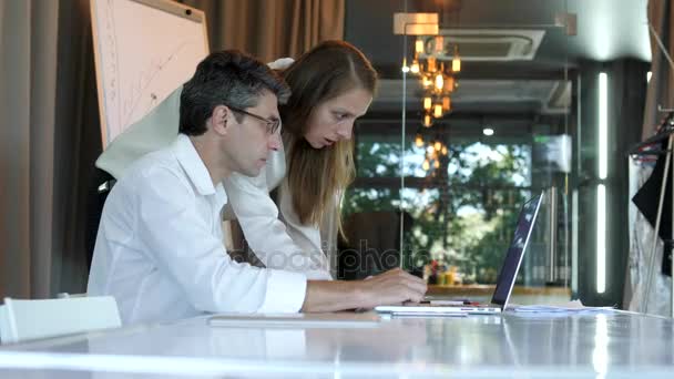 Collega's bespreken zaken in het Bureau — Stockvideo