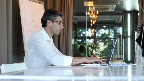 Розроблений офісний працівник, бізнесмен використовує ноутбук — стокове відео