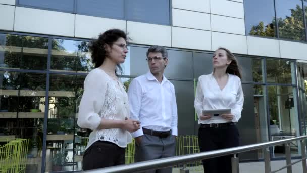 Grupo de empresários no fundo do centro de escritórios — Vídeo de Stock