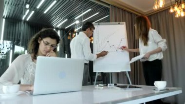 iş takım proje tartışıyor