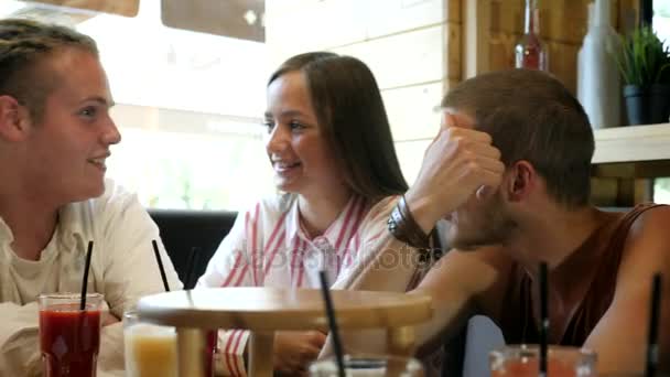 Przyjaciół ciesząc się razem w restauracji. — Wideo stockowe