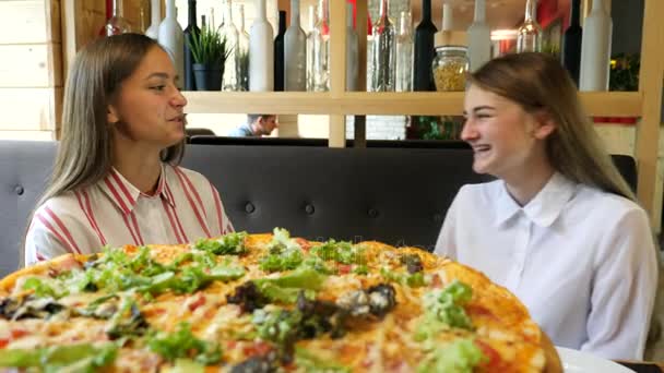 Meninas passam tempo em uma pizzaria — Vídeo de Stock