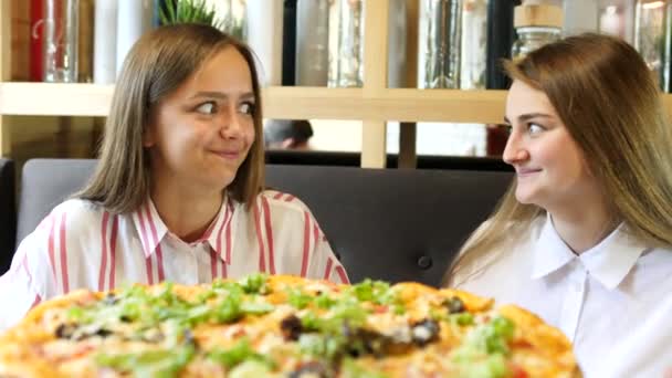 Meninas passam tempo em uma pizzaria — Vídeo de Stock