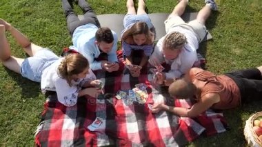 Grasse üzerinde beş kişi oyun kağıdı oyun Üstten Görünüm.