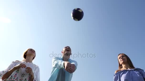 Mensen volley bal spel onder de blauwe hemel. — Stockvideo