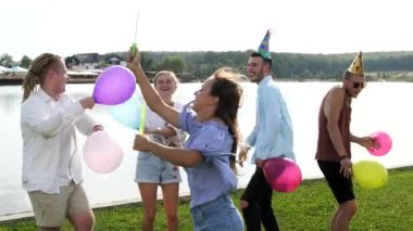 Göl özgeçmişlerine sabun köpüğü üfleme insanların genç groupe.