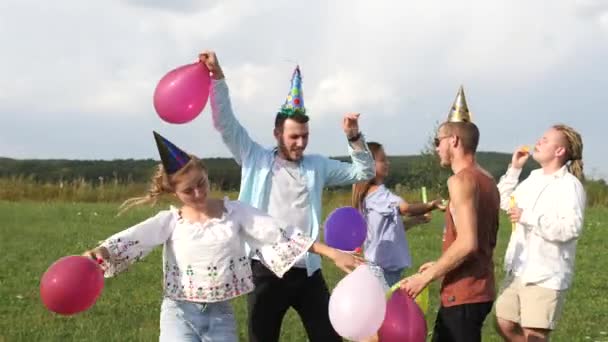 Unga groupe människor blåser såpbubblor. — Stockvideo