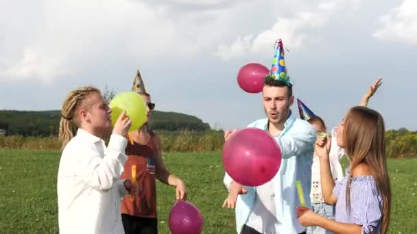 Unga groupe människor blåser såpbubblor på camping. — Stockvideo
