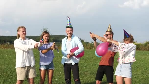 Giovani gruppi di persone che soffiano bolle di sapone nel campeggio . — Video Stock