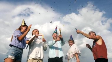 Havai fişek gençler vur.