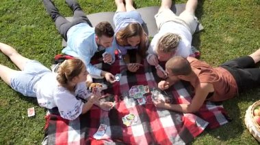 Grasse üzerinde beş kişi oyun kağıdı oyun Üstten Görünüm.